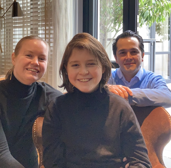 Laurent Simons chụp cùng bố mẹ tại nhà riêng tại Bỉ năm 2021. Ảnh: Justin Stares