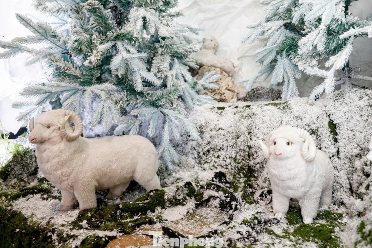 1764462328-tp-ok-8-width1390height926 Quán cà phê Hà Nội gây sốt với khung cảnh Noel như trời Âu - 2