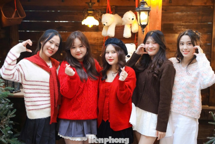 1764462334-tp-ne-7-width1390height927 Quán cà phê Hà Nội gây sốt với khung cảnh Noel như trời Âu - 14