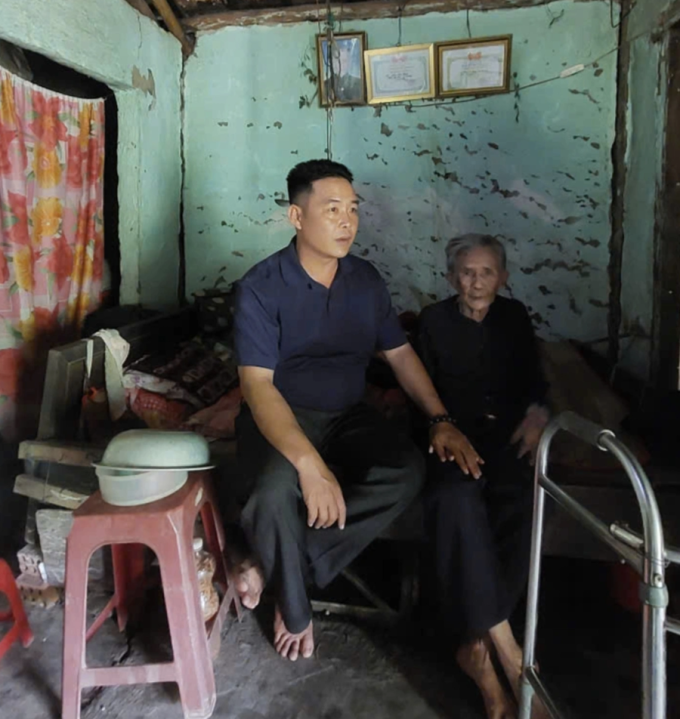 1764636041-a-nh-ma-n-hi-nh-2025-12-01-lu-2002-9183-2332-width680height719 Trưởng thôn Phạm Văn Long thường xuyên đến thăm hỏi các hộ dân trong thôn, sau động viên và nắm bắt nguyện vọng. Ảnh: Nhân vật cung cấp