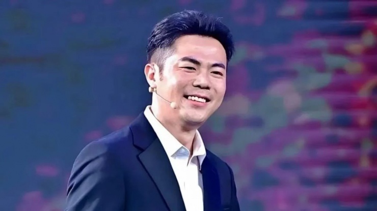 1764649049-c4-width1024height574 Zhang vươn lên thành tỷ phú USD từ tay trắng.