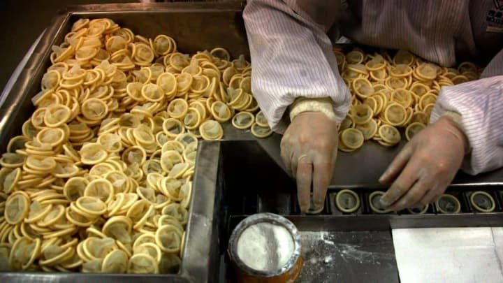 Từng xử phạt mạnh tay người sinh con thứ 2, quốc gia tỷ dân giờ đây phải đánh thuế bao cao su để khuyến khích sinh đẻ: Vài đồng thuế liệu có thắng được chi phí nuôi con lên tới 20 tỷ đồng?- Ảnh 1.