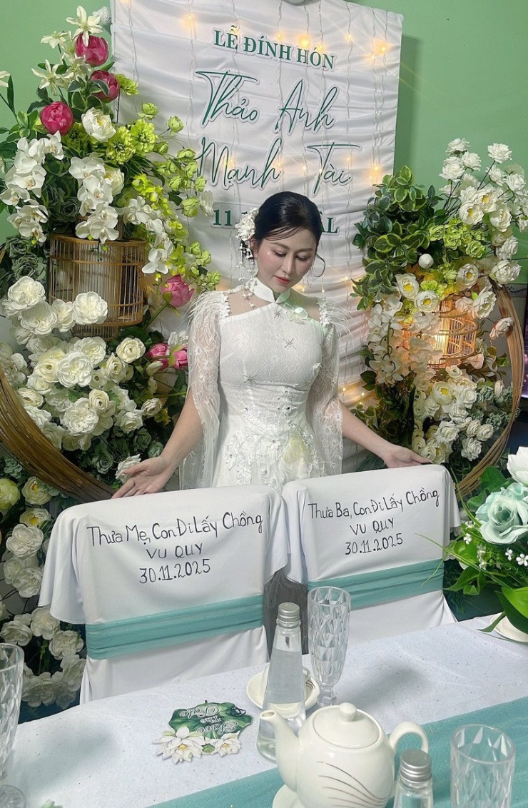 Hai chiếc ghế cô dâu Thảo Anh dành riêng cho cha mẹ đã khuất  