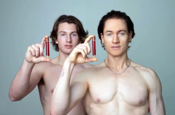 1764895088-john3a-0241-4510-0502-width680height446 Johnson từng truyền máu của con trai 17 tuổi để làm chậm quá trình lão hóa. Ảnh: Instagram