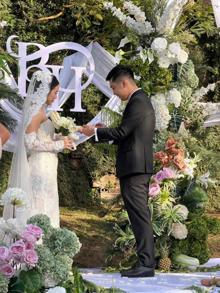 1764905439-anh-2-878-width800height1067 Khoảnh khắc cặp đôi trao nhẫn trong lễ thành hôn