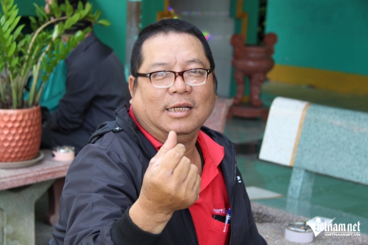 Ông Sơn kể nhiều chuyện li kì xung quanh cây mít nài cổ thụ. Ảnh: Hà Nguyễn