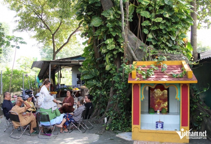 Miếu nhỏ thu hút người dân khắp nơi đến hương khói, ngồi dưới bóng mát