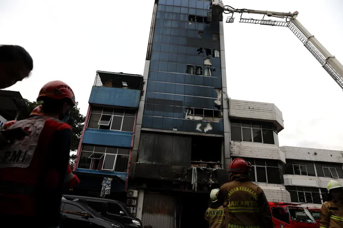 Hiện trường thương tâm vụ cháy toà nhà văn phòng khiến ít nhất 22 người thiệt mạng: Hơn 100 lính cứu hỏa và 29 xe chữa cháy được điều động- Ảnh 4. Hiện trường thương tâm vụ cháy toà nhà văn phòng khiến ít nhất 22 người thiệt mạng: Hơn 100 lính cứu hỏa và 29 xe chữa cháy được điều động- Ảnh 4.