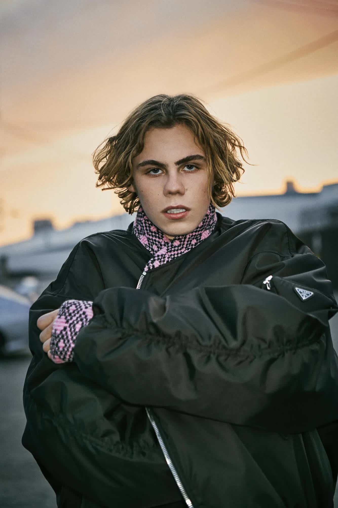 "Hoàng tử tạo hit với Justin Bieber" đổ bộ Nội Bài, bay cùng chuyến với 1 sao Việt cực đặc biệt! 176flauntmagazineflauntcomwebdig 1755623980181 175562398040024299026