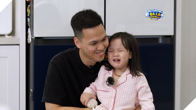 “Huyền Thoại Đế Chế” Chim Sẻ Đi Nắng Nịnh Vợ Thần Sầu Trên Sóng Truyền Hình, Con Gái 3 Tuổi Siêu Đáng Yêu