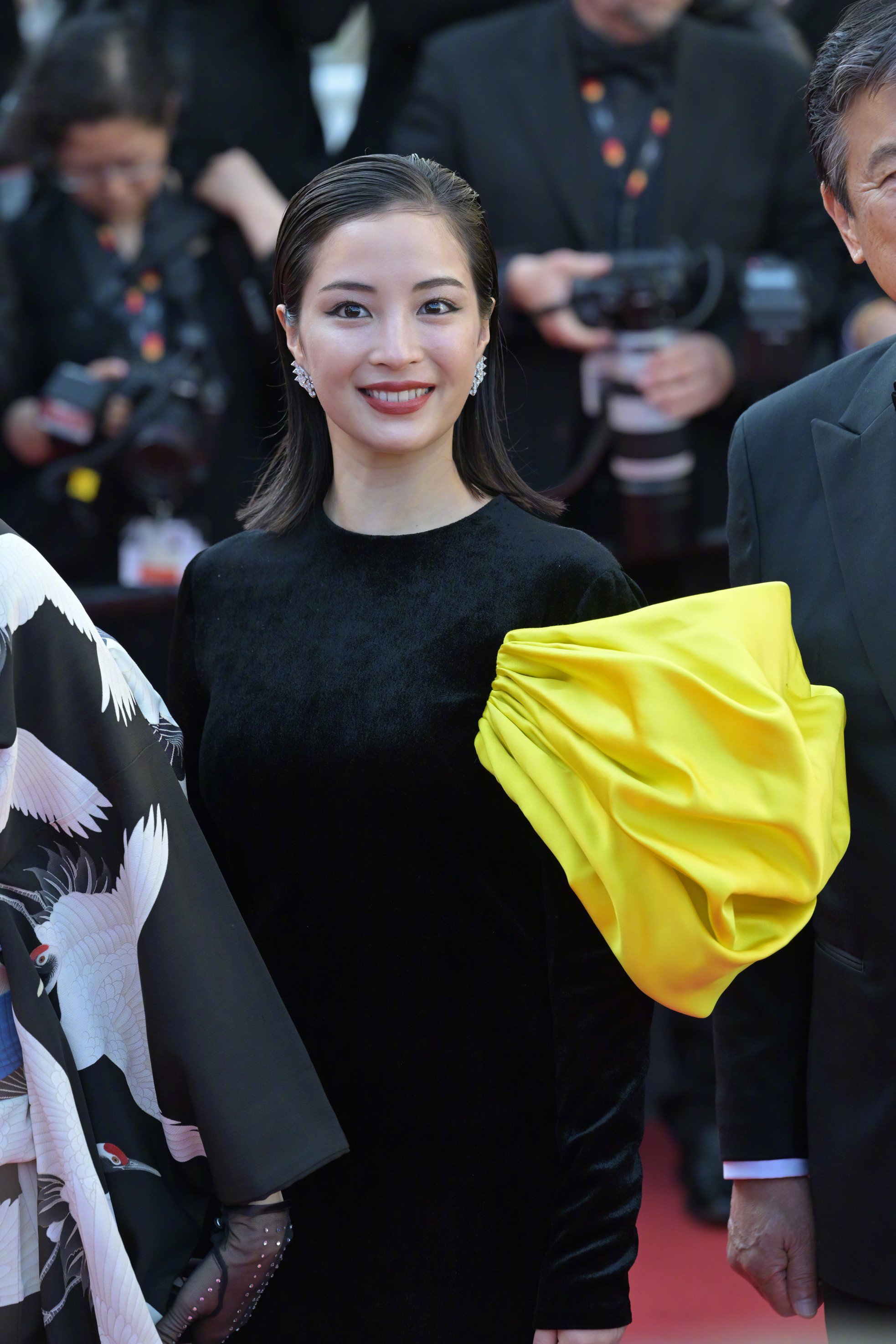 Cũng chọn váy đen, người đẹp Nhật Bản Suzu Hirose không mấy ấn tượng, còn gây khó hiểu với phần ống tay vàng lạc quẻ. Ảnh: Weibo.