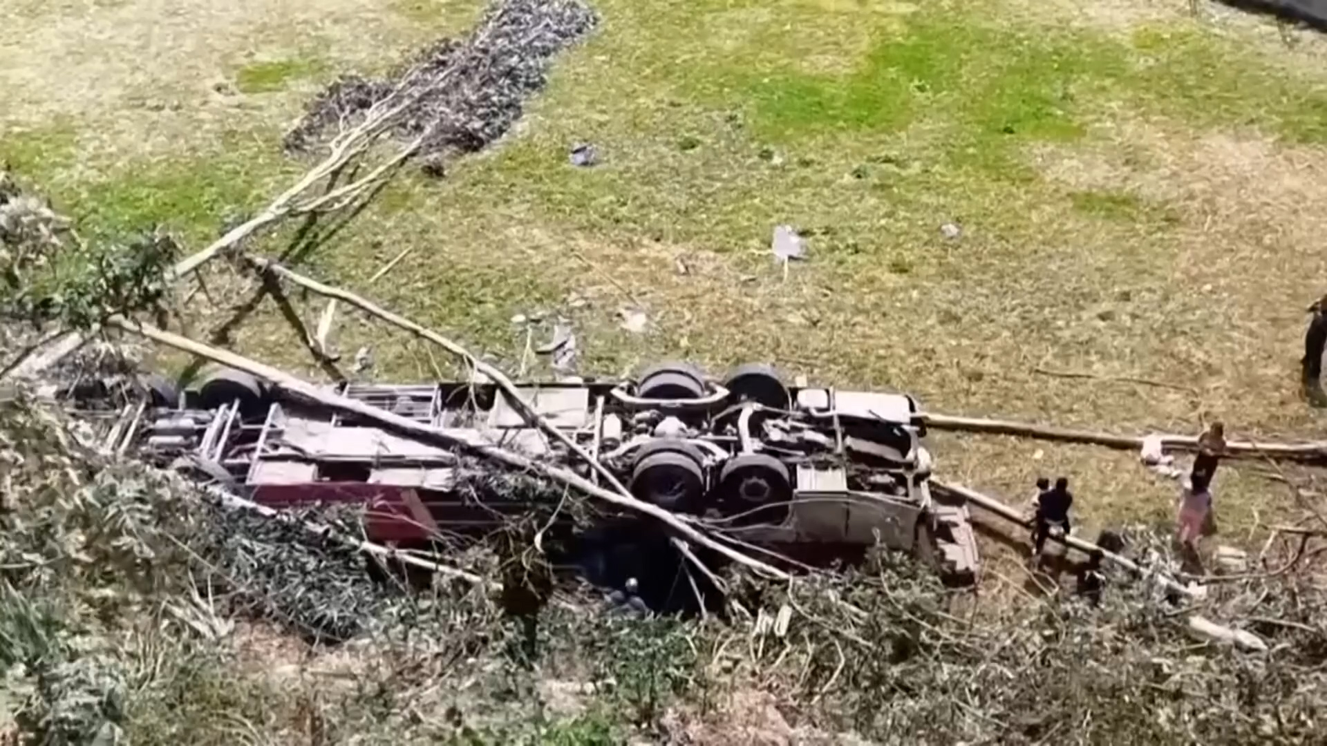 Lật xe buýt 2 tầng: Ít nhất 18 người chết, 48 người bị thương- Ảnh 1.