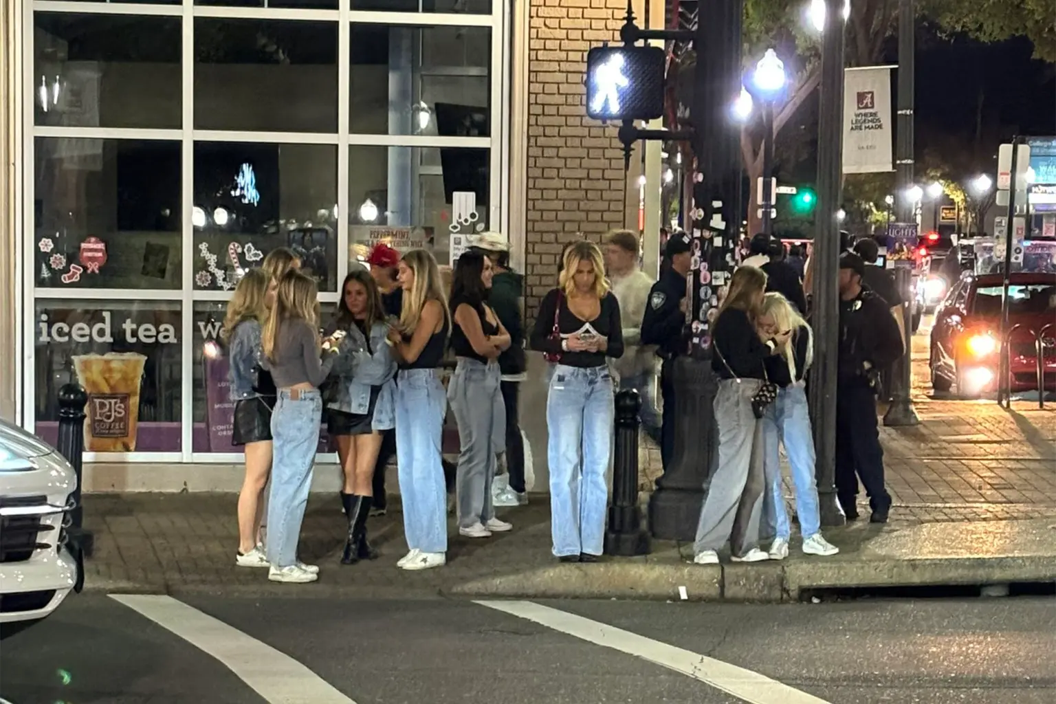 Cả mạng xã hội tranh cãi vì bức ảnh các cô gái mặc quần jeans giống nhau đi chơi tối- Ảnh 1.