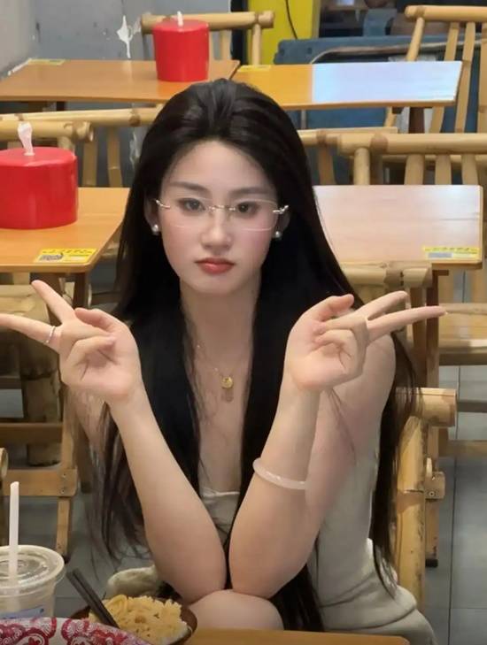 Quá giống Lưu Diệc Phi, nữ streamer bất ngờ nổi tiếng sau hơn một năm phát sóng- Ảnh 2.