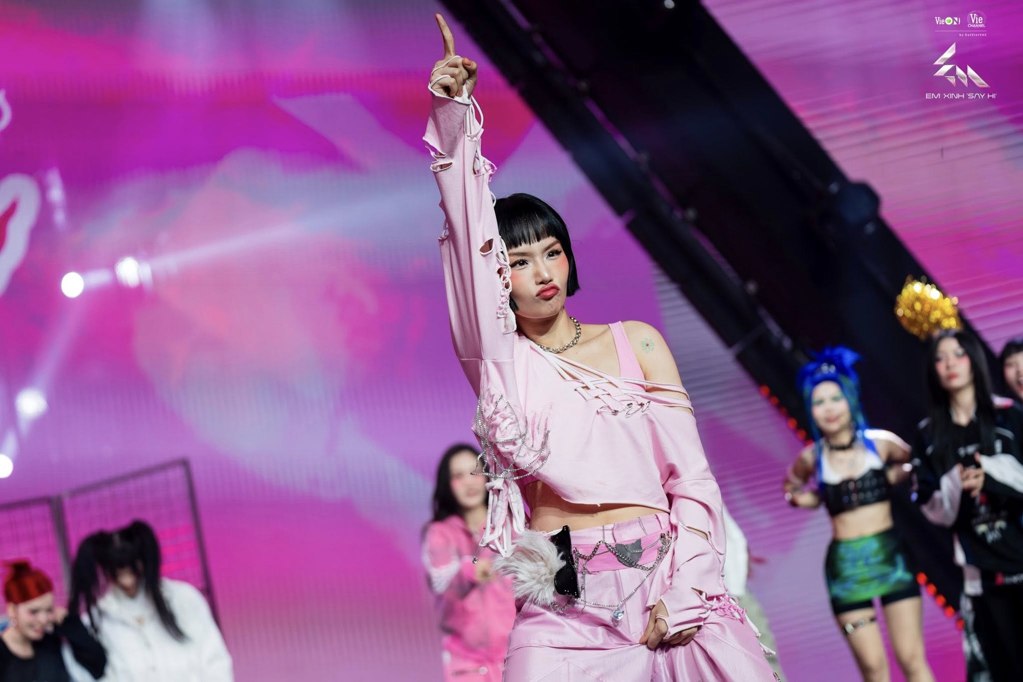 "Đội trưởng yếu kém" ở Em Xinh Say Hi có cú đáp trả khiến antifan câm nín "rủ nhau lên núi" 1873442413220073759517745808407374779536595n 1753073379004187573138 1753081015671 1753081016299198723801 17531882056841071676456 1753192979496 17531929800751725075358