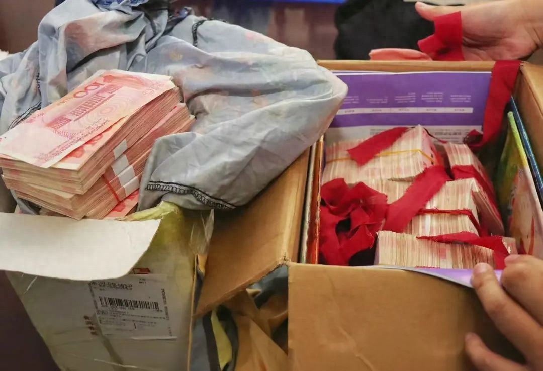 Phát hiện 3,6 tỷ đồng tiền mặt trong gói hàng của một người phụ nữ gửi cho 2 người lạ- Ảnh 1. Phát hiện 3,6 tỷ đồng tiền mặt trong gói hàng của một người phụ nữ gửi cho 2 người lạ- Ảnh 1.