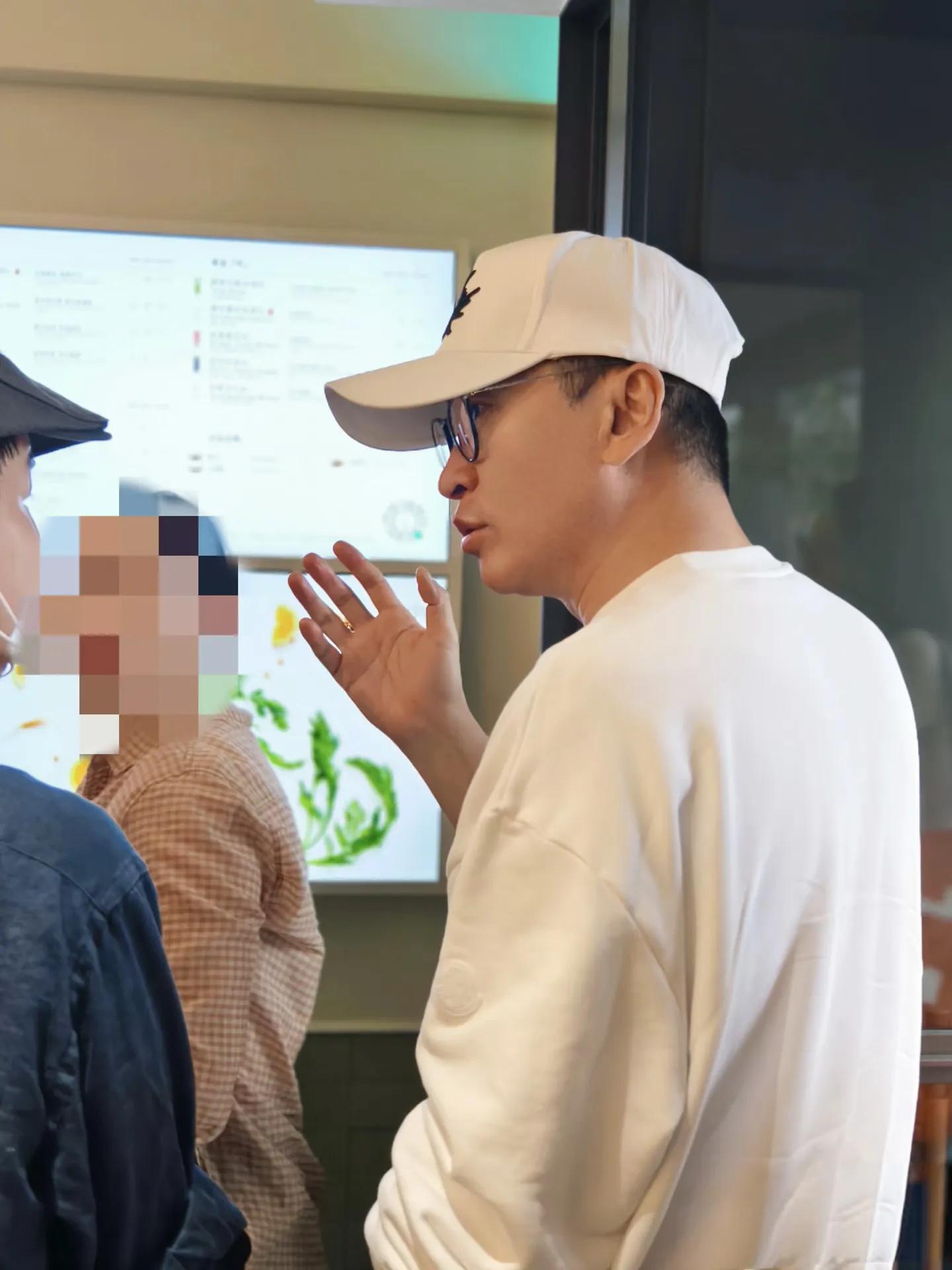 187b9375d6514ca882aaa9e76fea1596tplv-tt-origin-webgif-17454830085431415881320-1746246719381-1746246719627146251618 "Nhĩ Khang" Châu Kiệt ở tuổi 54: Dáng vẻ thư sinh, dung mạo như chưa từng thay đổi suốt 20 năm 187b9375d6514ca882aaa9e76fea1596tplv tt origin webgif 17454830085431415881320 1746246719381 1746246719627146251618