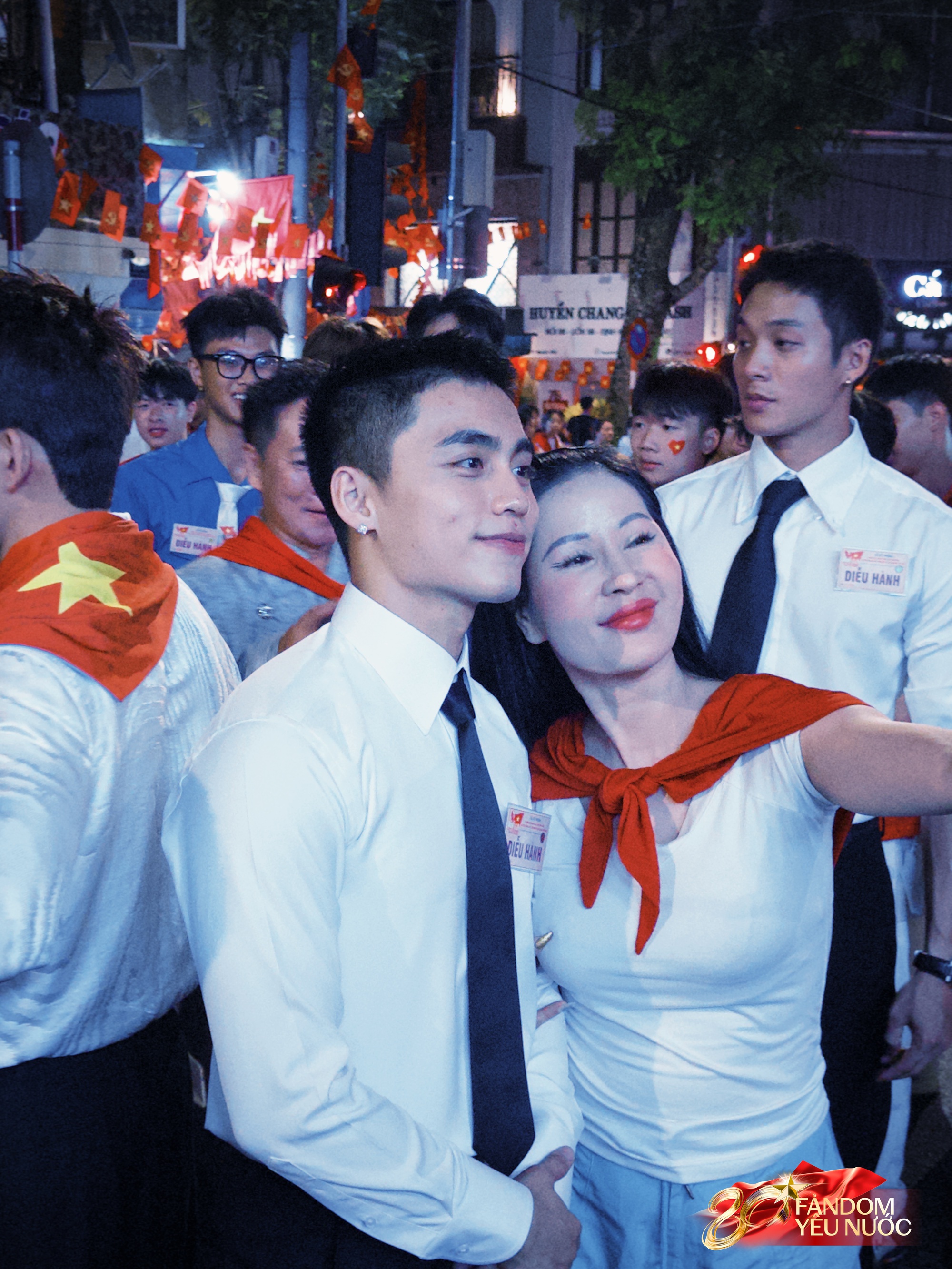 Dàn nghệ sĩ tươi rói tại Tổng duyệt diễu hành 2/9: MONO và Hoà Minzy được người dân vây kín, nữ diễn viên là Thượng uý công an gây sốt!- Ảnh 20.