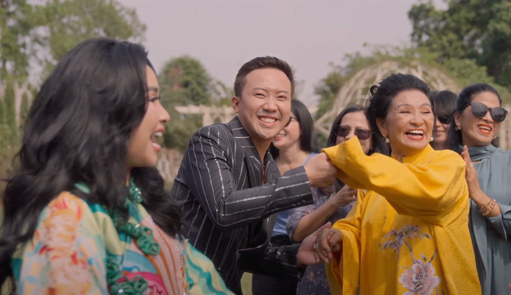 19-1741168412-34-width1966height1137 Dàn cameo chất lượng trong MV đơn giản của Thanh Lam.