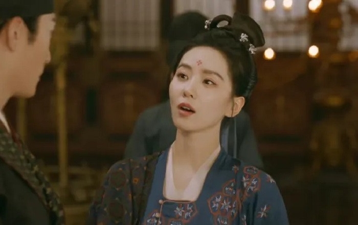 Nhan sắc của mỹ nhân hạng A này lạ lắm: Lên phim lờ đờ như 3 ngày không ngủ, ngoài đời