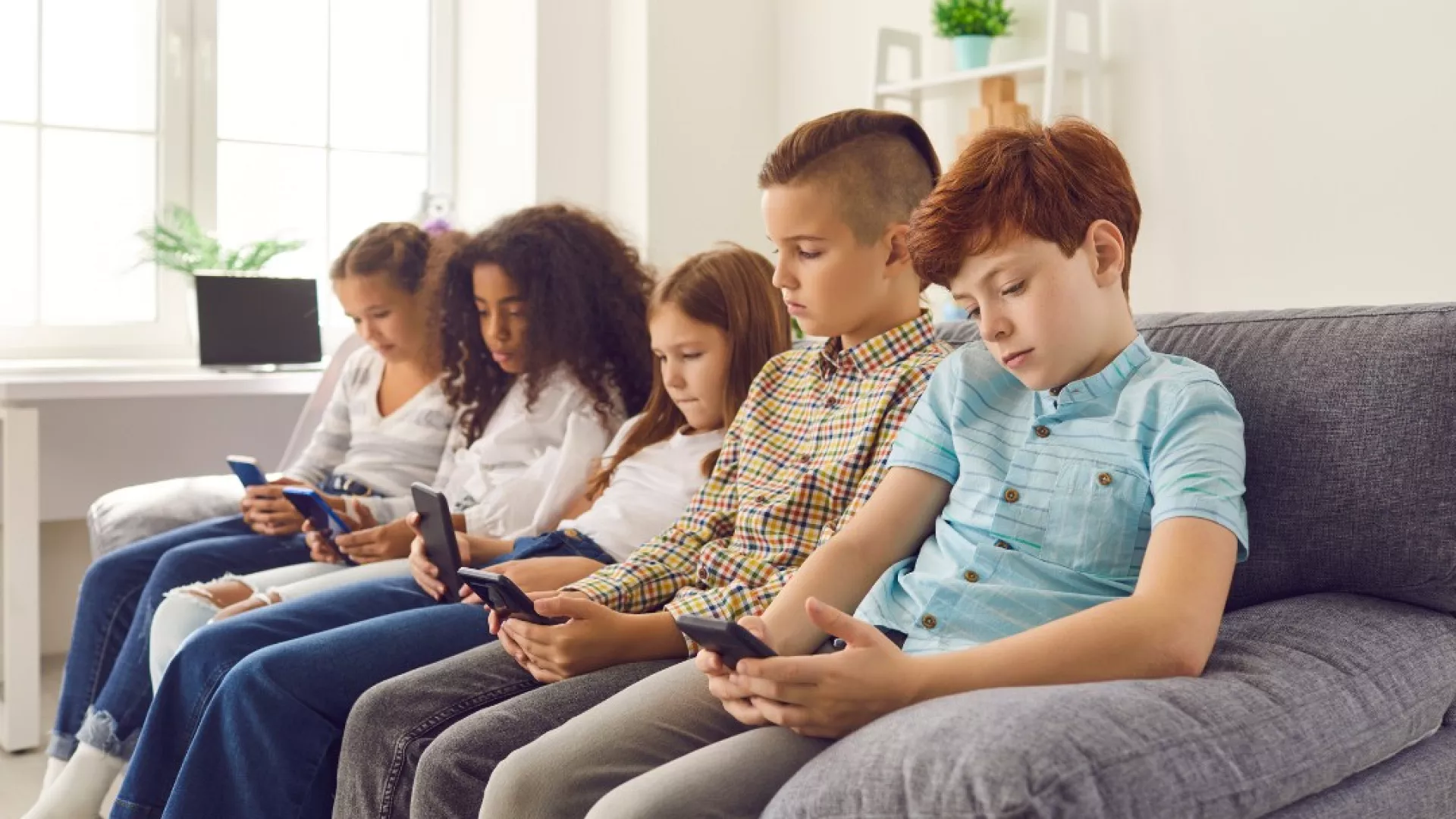 Nghiên cứu mới cảnh báo trẻ dưới 13 tuổi không nên dùng điện thoại thông minh- Ảnh 2.