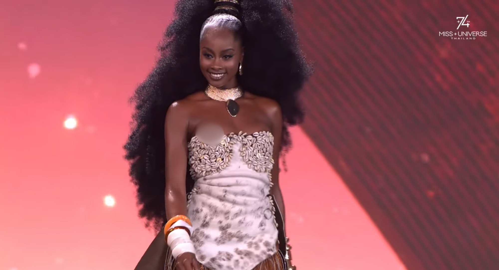 Hương Giang diện áo dài thong dong dắt xe đạp quá xinh, có thí sinh gặp sự cố vòng 1 cực nhạy cảm trên sóng Miss Universe!- Ảnh 4.