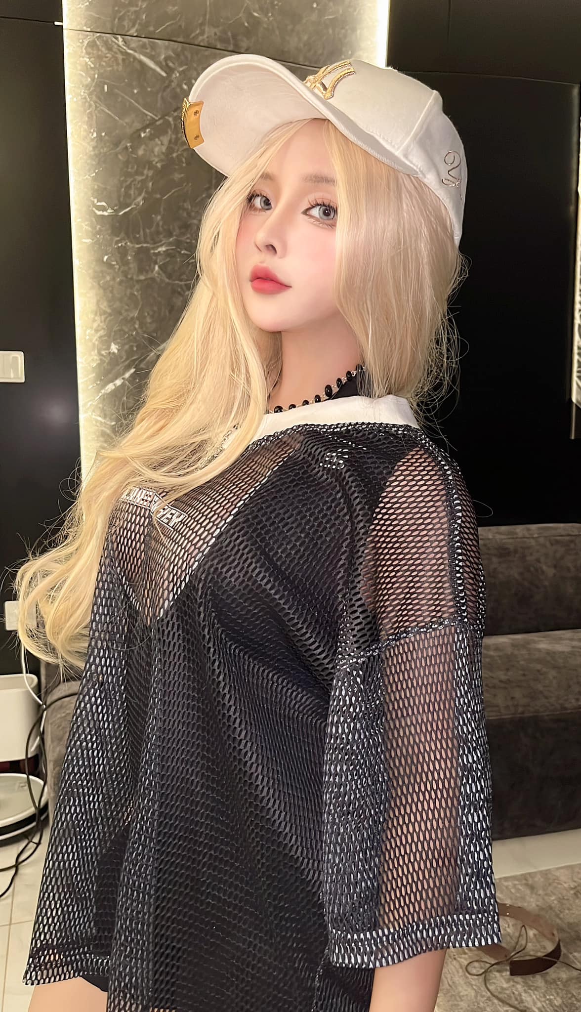 Chỉ khoe bộ móng mới, cô nàng