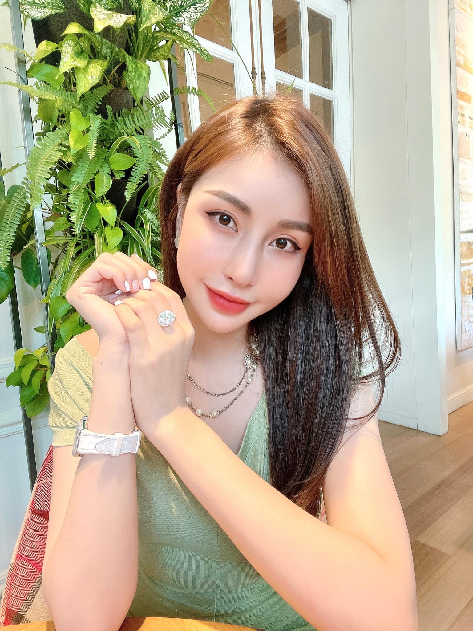 Hoa hậu Lam Cúc lộ diện sau nửa tháng đột ngột