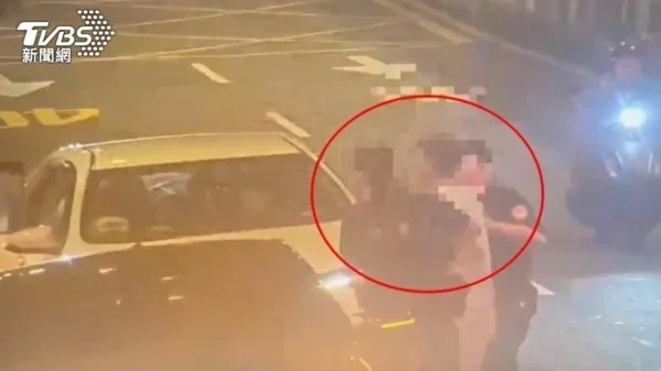 Vừa được bạn trai cầu hôn cùng chiếc Mercedes-Benz, cô gái ngỡ ngàng khi đối phương bị cảnh sát bắt giữ- Ảnh 2. Vừa được bạn trai cầu hôn cùng chiếc Mercedes-Benz, cô gái ngỡ ngàng khi đối phương bị cảnh sát bắt giữ- Ảnh 2.