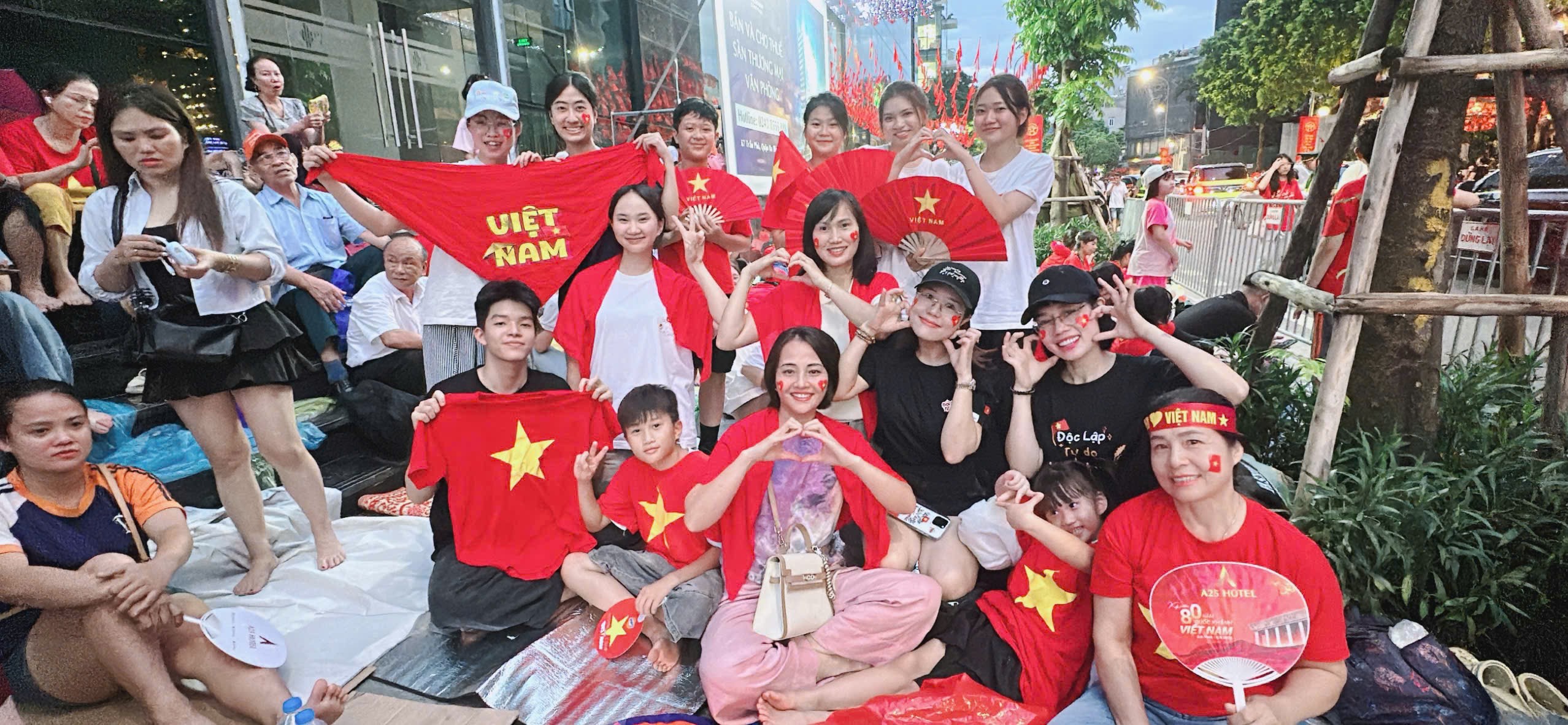 1b84b5d5a7b82ce675a9-1756476656-623-width2556height1182 Chị Tình, chị Ly cùng bạn bè và các con đã có mặt tại phố Nguyễn Thái Học lúc 15h để chờ đợi xem diễu binh