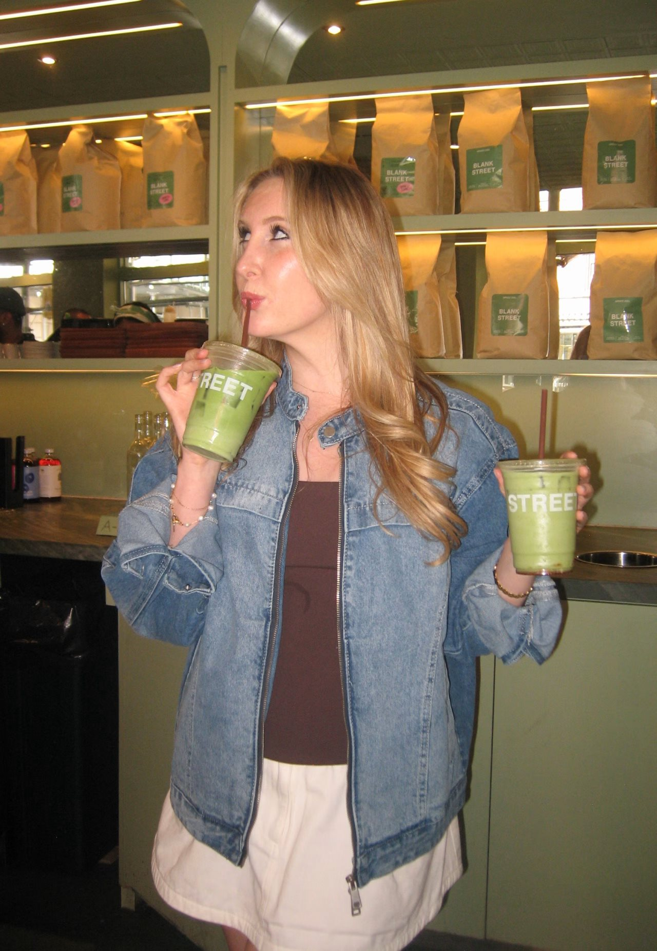 2 chàng trai 9X biến chiếc xe đẩy cà phê thành chuỗi đồ uống 500 triệu USD nhờ… matcha: Giá 183.000 đồng/cốc nhưng khiến khách mê hơn Starbucks- Ảnh 1.