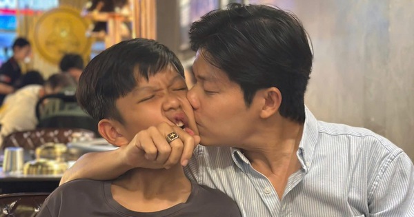 Chẳng mấy khi hot dad Nguyễn Văn Chung thể hiện cảm với con trai đến cỡ này, mà sao biểu cảm của bé Pu lại có vẻ "khó chịu vô cùng" 26 Chẳng mấy khi hot dad Nguyễn Văn Chung thể hiện cảm với con trai đến cỡ này, mà sao biểu cảm của bé Pu lại có vẻ "khó chịu vô cùng" 1c54cefb 55b9 468c 8490 d71e788f8a9d 1750587673387376218211 1750637930533 17506379307311598783536 571 0 1375 1536 crop 1750638013844495258857jpeg