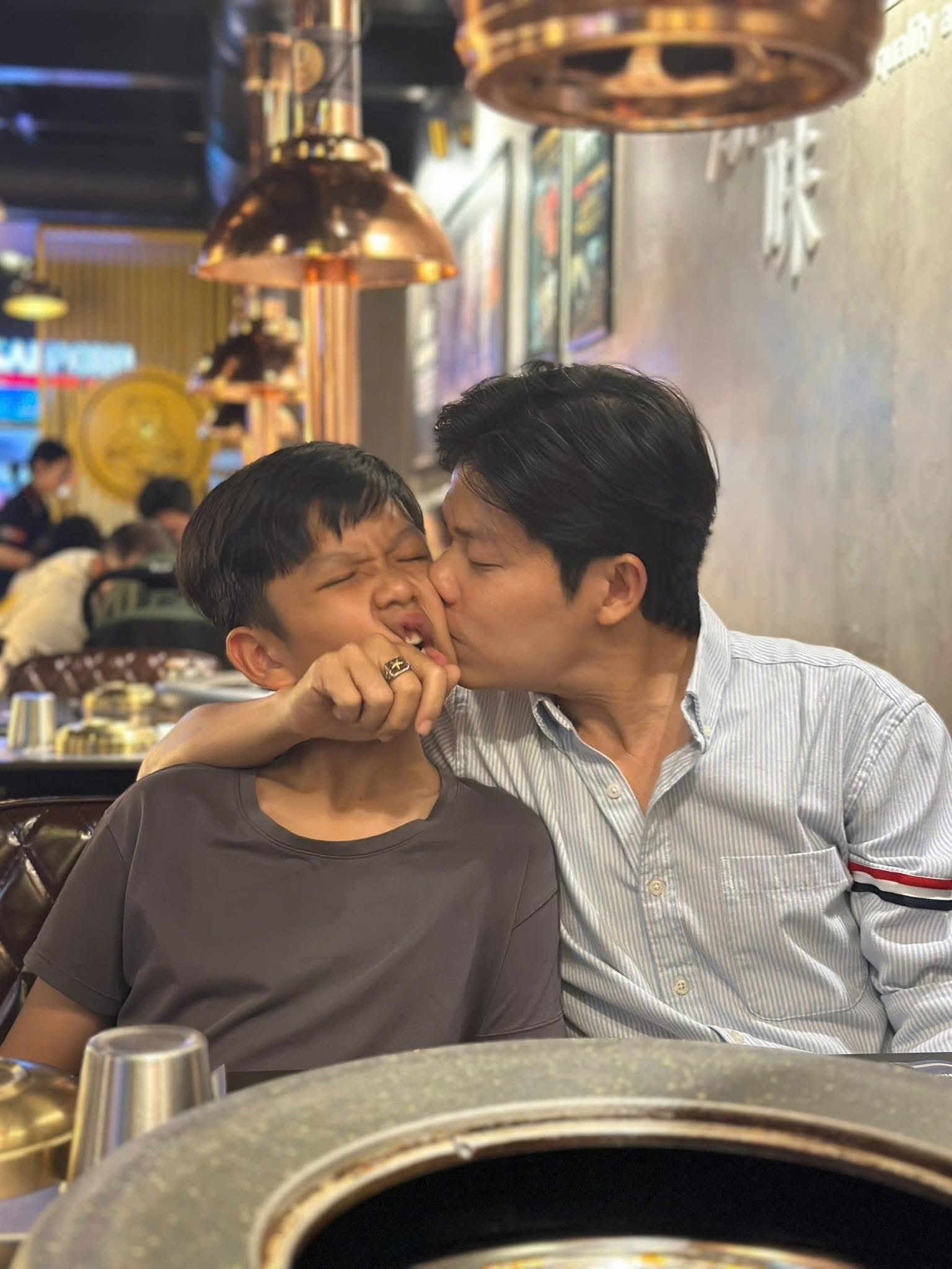 Chẳng mấy khi hot dad Nguyễn Văn Chung thể hiện cảm với con trai đến cỡ này, mà sao biểu cảm của bé Pu lại có vẻ Chẳng mấy khi hot dad Nguyễn Văn Chung thể hiện cảm với con trai đến cỡ này, mà sao biểu cảm của bé Pu lại có vẻ