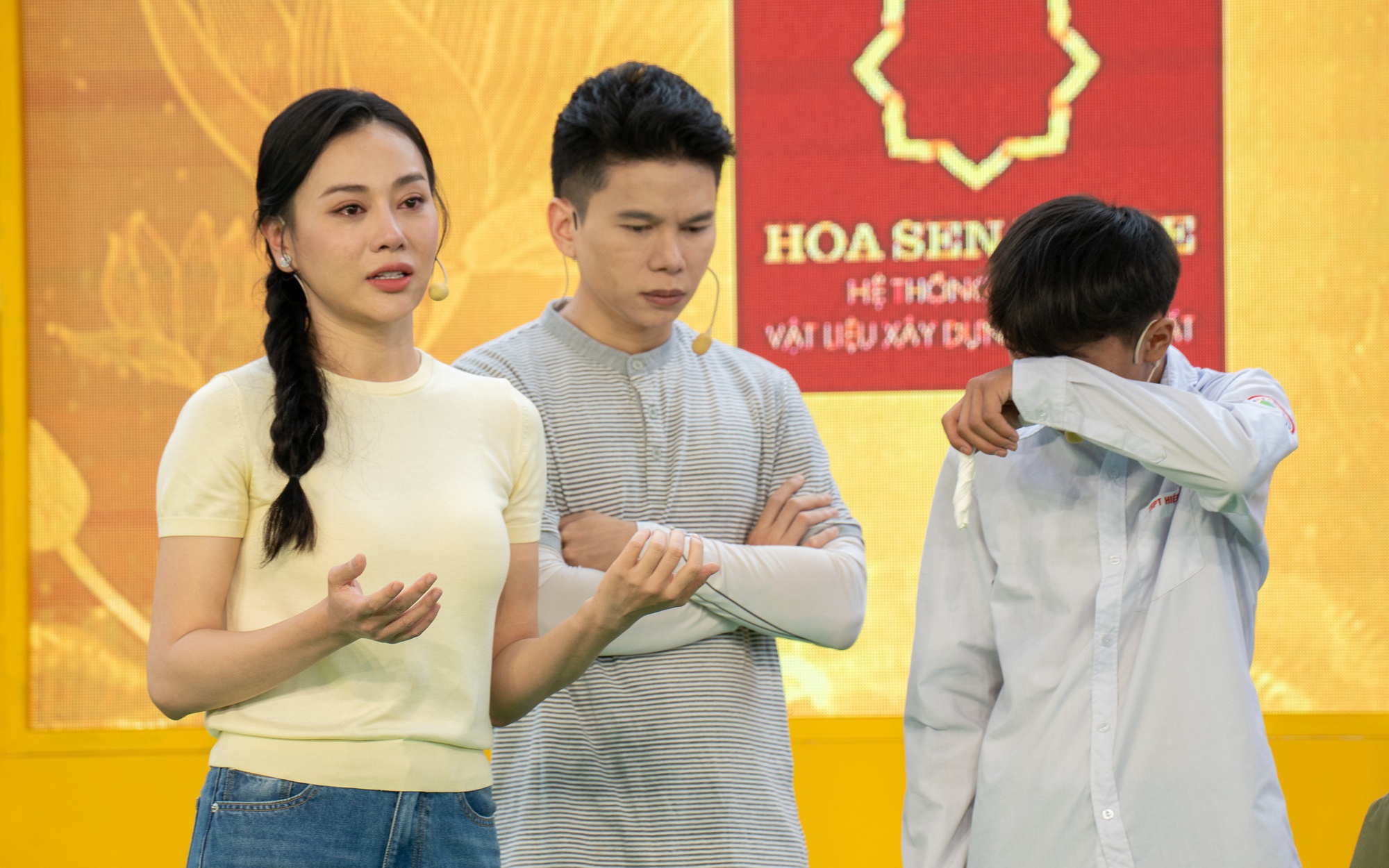 Phương Oanh công khai bóc mẽ Shark Bình: Ngoài miệng xúi vợ hôn bạn diễn nhưng thực tế thì…- Ảnh 3. Bà xã shark Bình - diễn viên Phương Oanh bật khóc kể về biến cố năm 15 tuổi