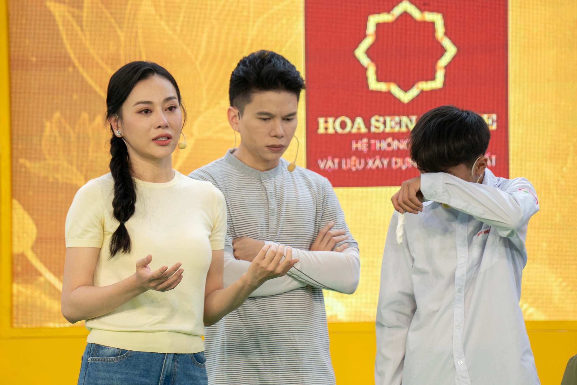 Bà xã shark Bình - diễn viên Phương Oanh bật khóc kể về biến cố năm 15 tuổi- Ảnh 1.