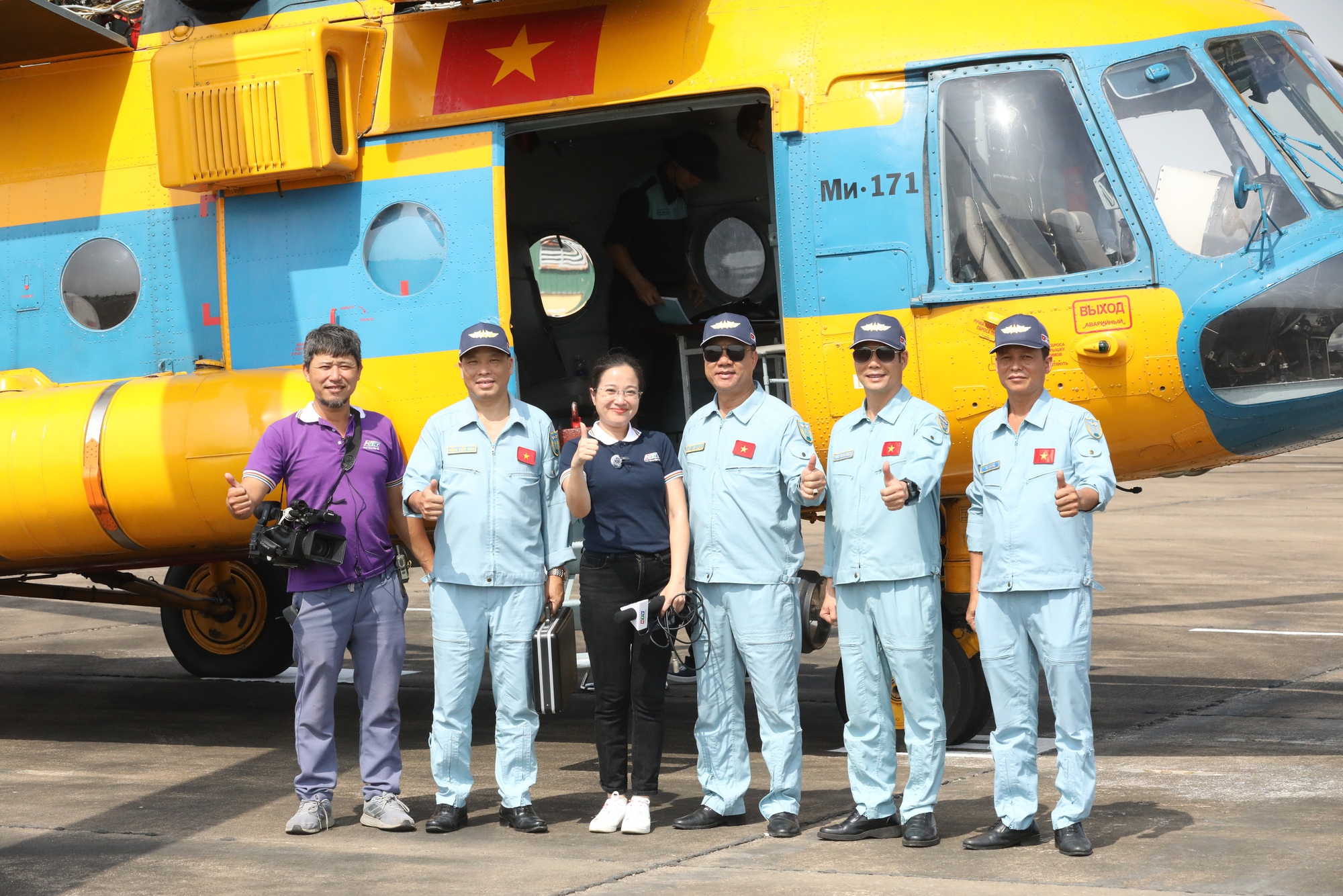Ai là MC duy nhất của HTV tác nghiệp trên trực thăng của không quân Việt Nam?- Ảnh 5.