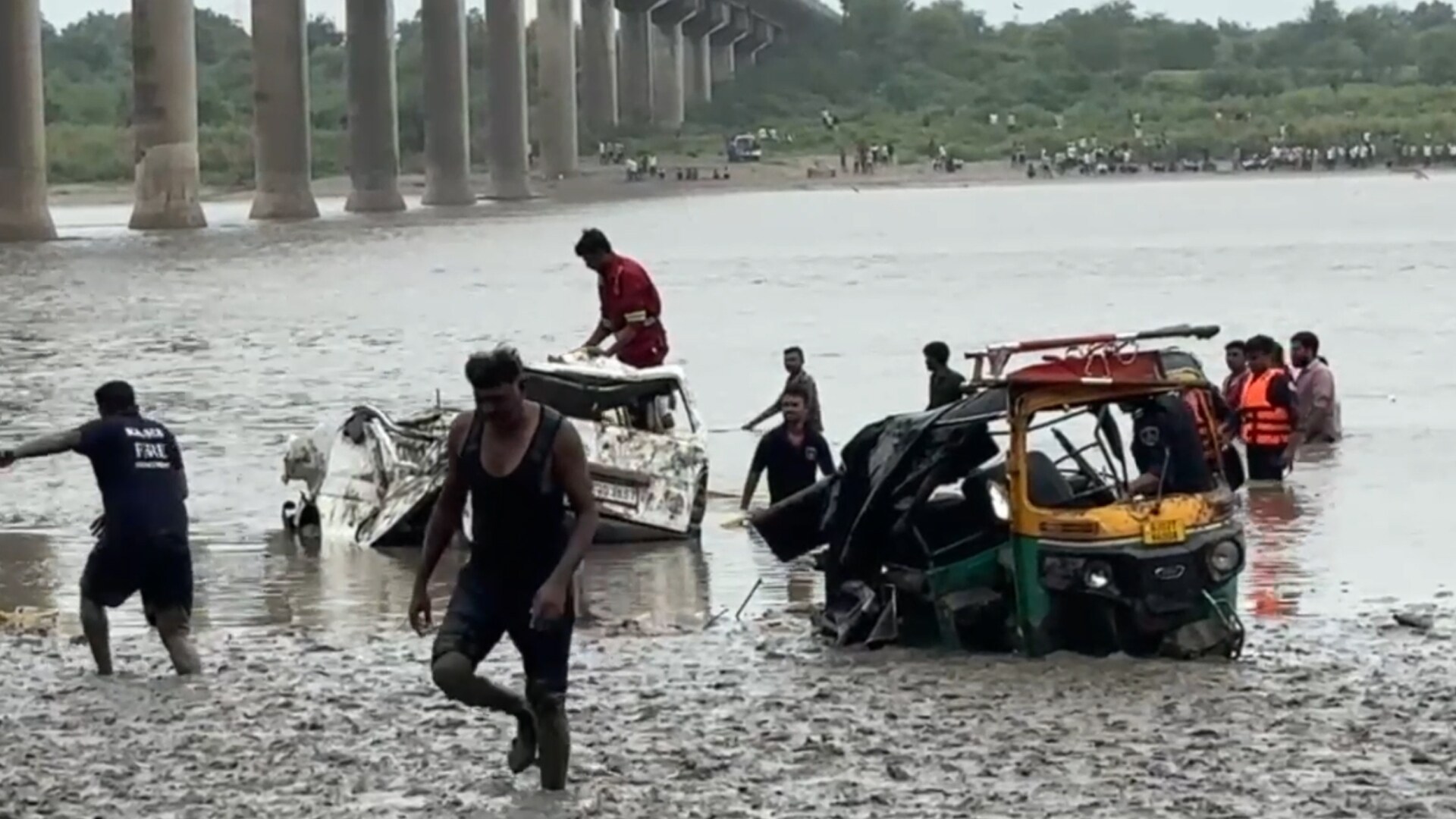 Kinh hoàng hiện trường cầu sập khiến xe tải treo lơ lửng, hàng loạt phương tiện rơi xuống sông- Ảnh 4.