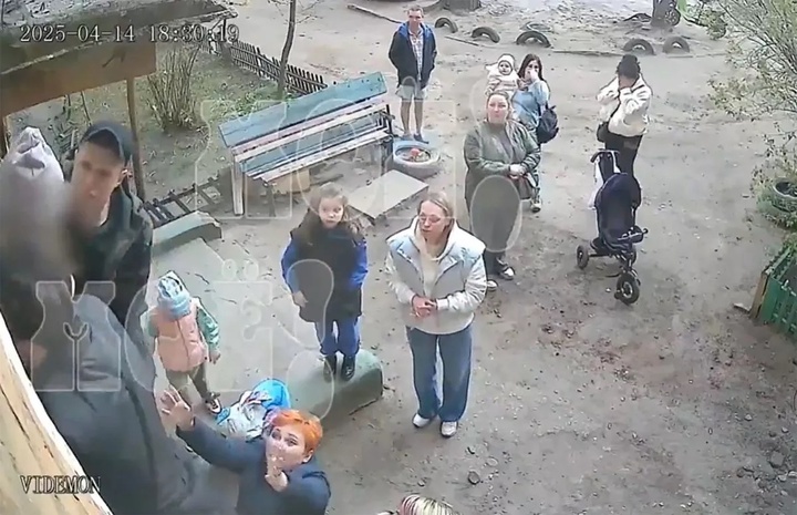 Bé gái 2 tuổi trèo cửa sổ cầu cứu sau 4 ngày bị mẹ bỏ rơi, chỉ uống nước bồn cầu- Ảnh 1.