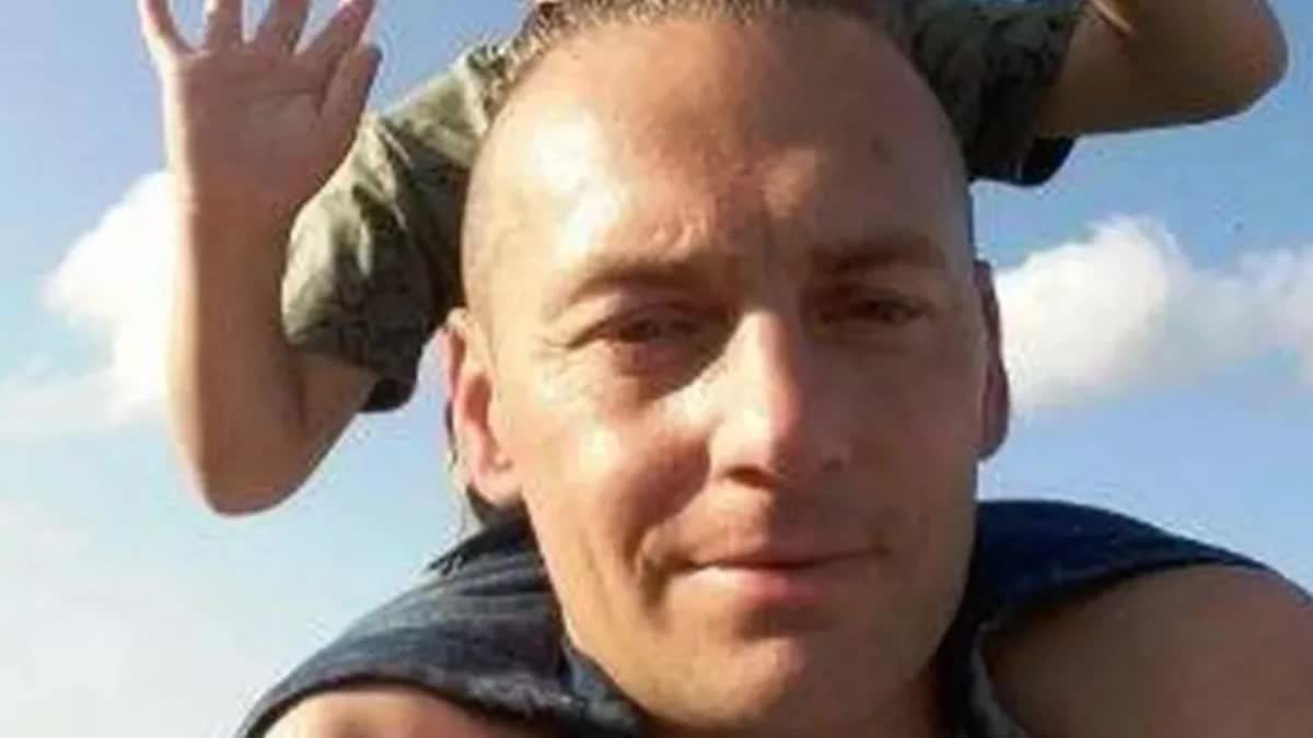 Vừa nhìn quan tài của con trai, cha ngã quỵ và tử vong ngay tại đám tang- Ảnh 2.