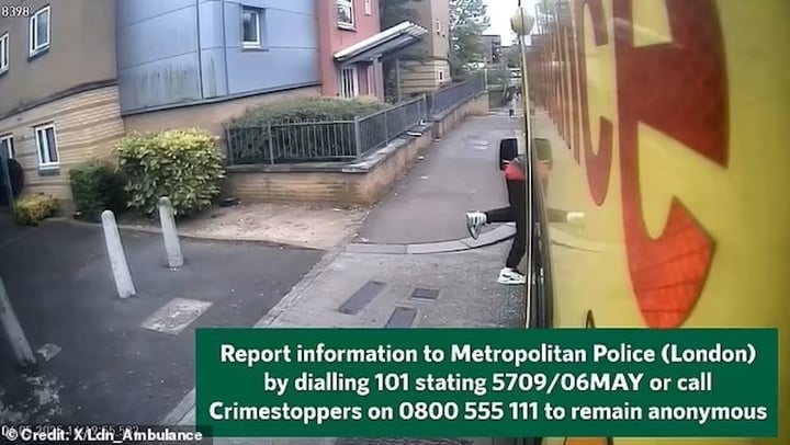 Khoảnh khắc tên trộm táo tợn đập kính xe cấp cứu lấy đồ của nhân viên y tế- Ảnh 2. Khoảnh khắc tên trộm táo tợn đập kính xe cấp cứu lấy đồ của nhân viên y tế- Ảnh 2.