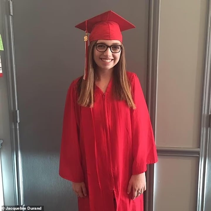 Cô gái bị chó dữ cắn 800 nhát trên mặt có diện mạo mới sau 4 năm phẫu thuật- Ảnh 4.