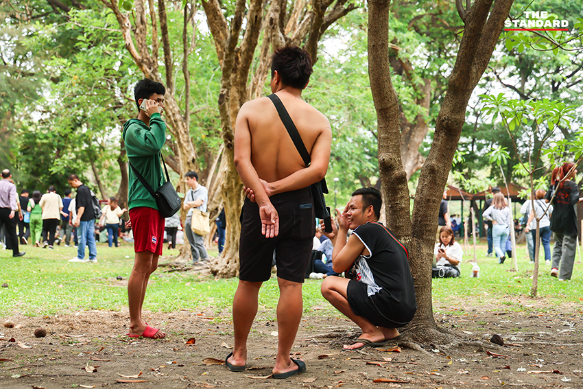 Bị cảnh báo động đất phải sơ tán khỏi các tòa nhà, dân văn phòng Thái Lan kéo nhau ra công viên làm việc tiếp- Ảnh 1.