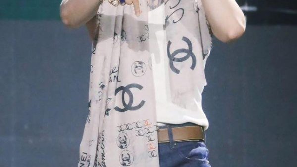 Sơn Tùng M-TP gây náo loạn đêm Giao thừa 28 Sơn Tùng M-TP gây náo loạn đêm Giao thừa 2 1735709994 641 width645height1150