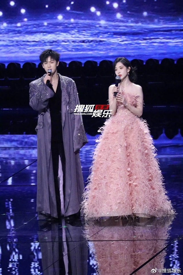 Tóm dính cặp đôi Hoa ngữ