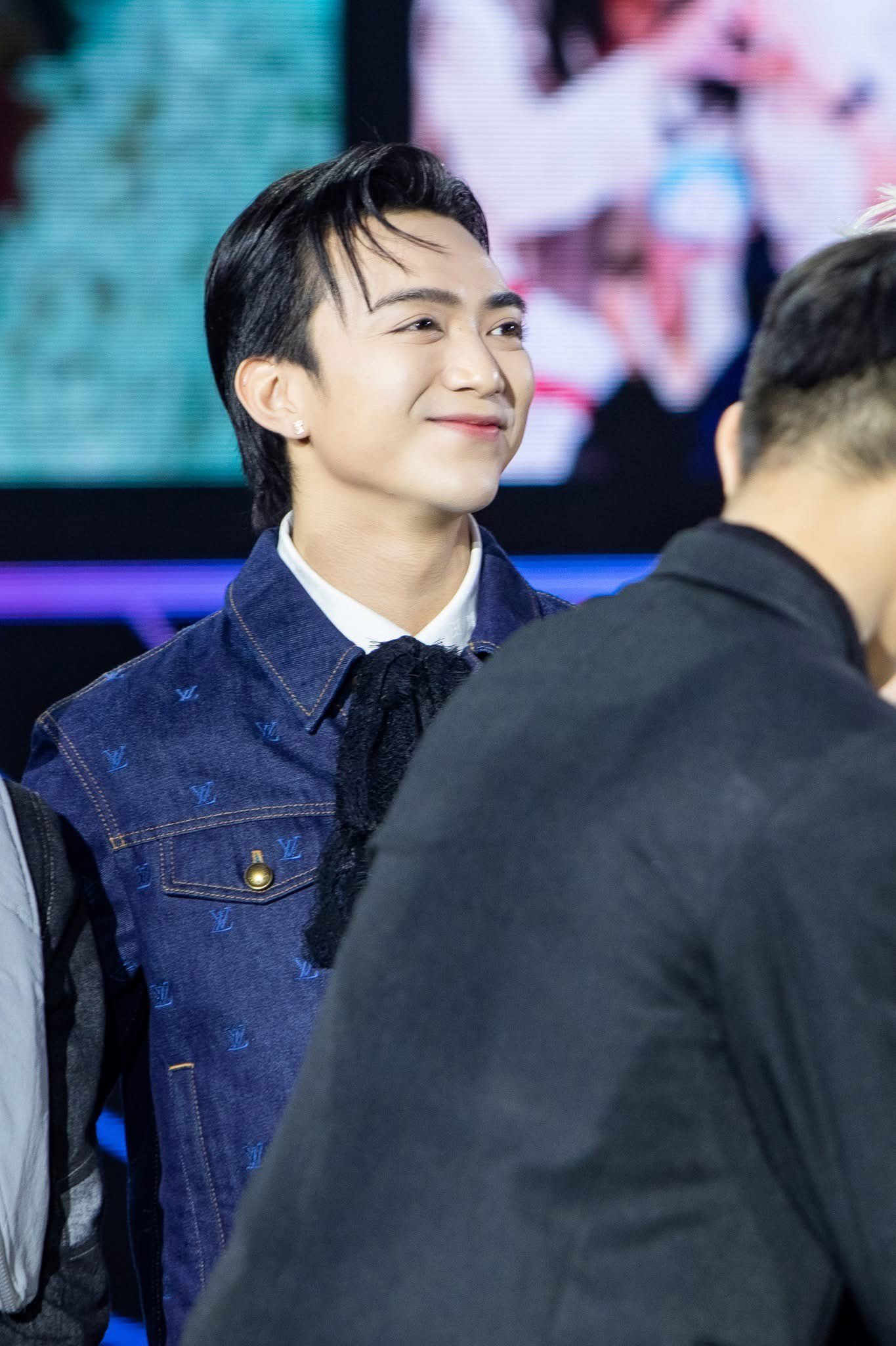 2-1736847696-417-width1365height2048 Cuộc chiến 'đốt tiền' của nhạc Việt - 2