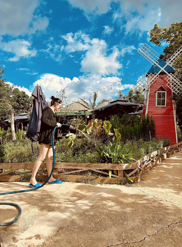 "Nhạc sĩ giàu nhất Việt Nam" khoe cơ ngơi 1.000m2 như cổ tích tại Đà Lạt 2 1737973306 723 width602height816