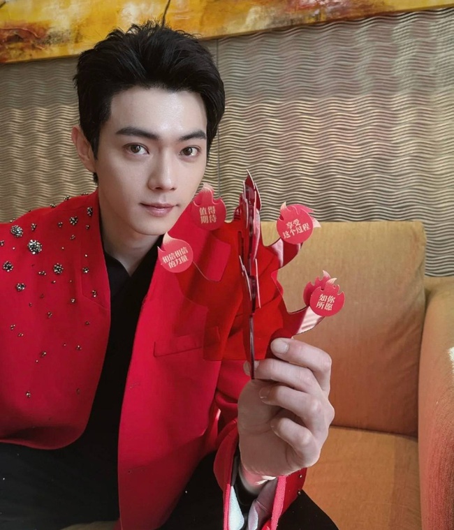 2-17383804837891579417991-1738382418741-17383824189031934722289 "Bạch mã hoàng tử" Hoa ngữ đẹp mê mẩn mùa Tết 2025, nhan sắc hoàn mỹ như tổng tài xé truyện bước ra 2 17383804837891579417991 1738382418741 17383824189031934722289