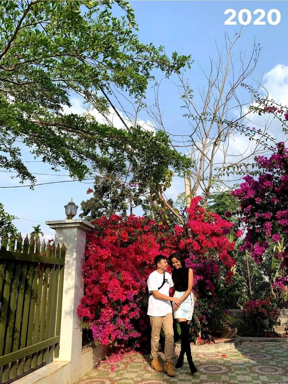 Ngày 1/2, nhiếp ảnh gia Tuấn Khôi đăng tải những khoảnh khắc bên Hoa hậu H’Hen Niê trong 7 năm qua. Anh viết: