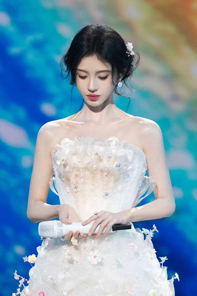 Công chúa đẹp nhất Đêm Hội Nguyên Tiêu 2025: Nhan sắc tuyệt mỹ không thuộc về nhân gian- Ảnh 6.