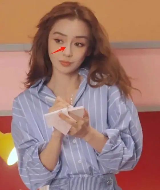 2-1740909401-553-width561height667 Sự nghiệp Angelababy rơi vào tình thế tuyệt vọng - 4